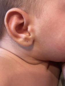Puesta de pendientes de bebé en Madrid