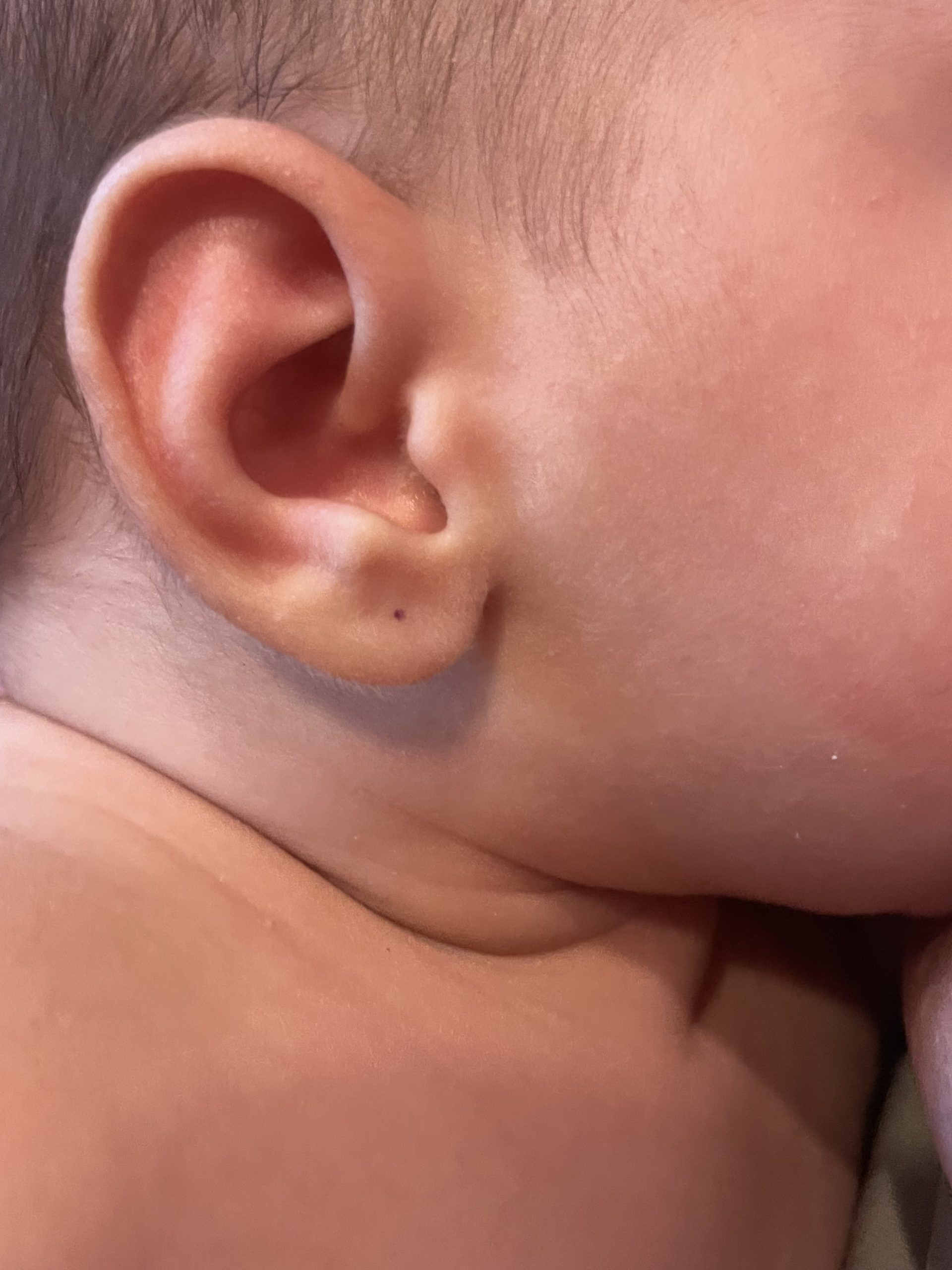 Puesta de pendientes de bebé en Madrid